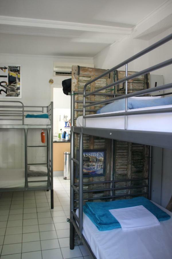 Au Petit Chez Soi Hostel Каси Екстериор снимка